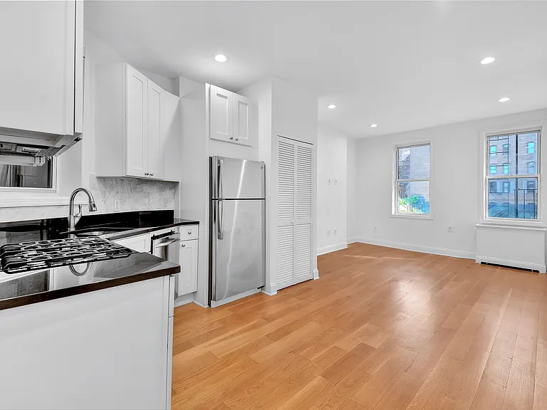 34 E 4th St #2FW — Photo 1