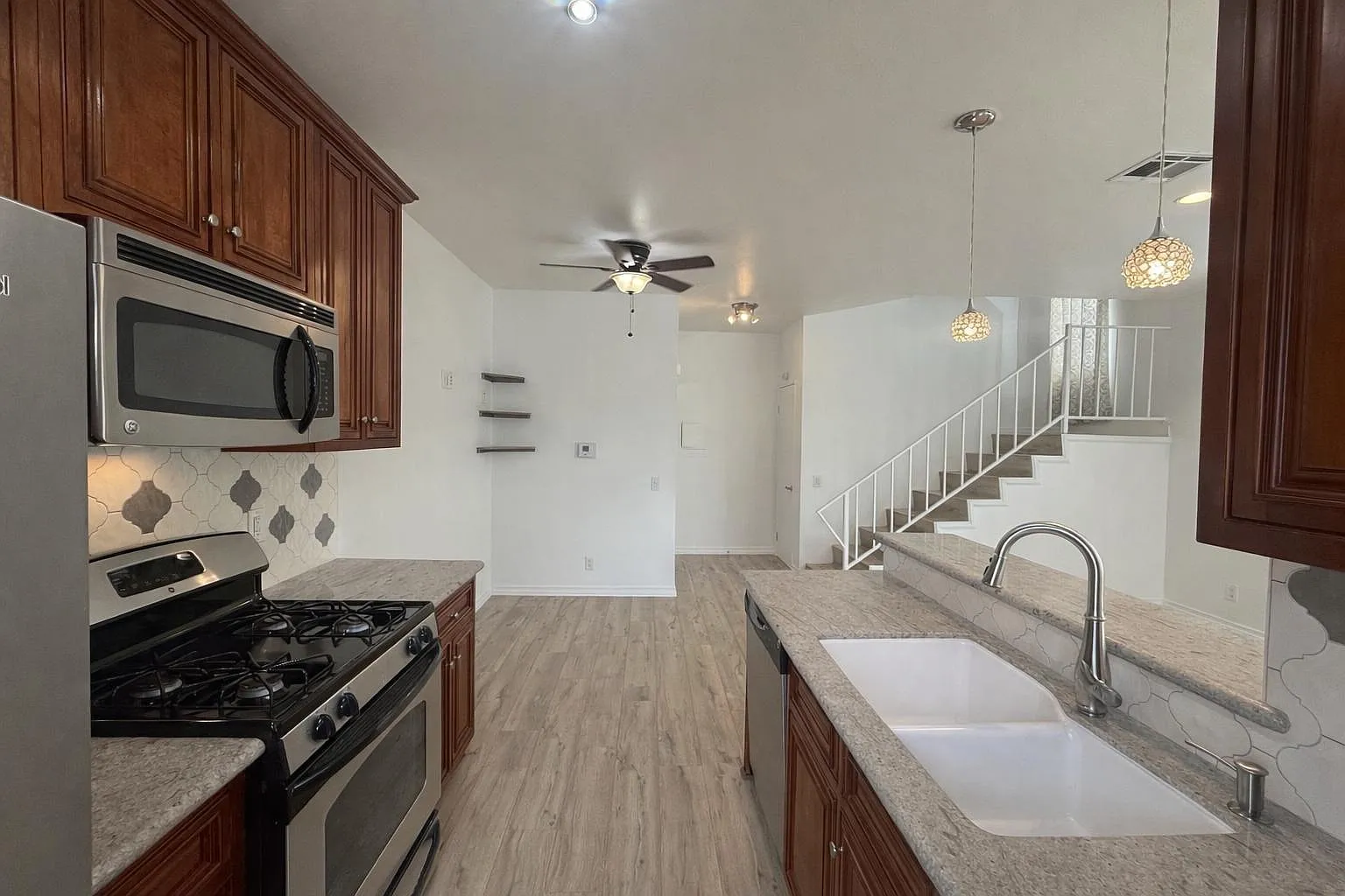 3 bed, 2.5 bath, 1200 sqft, $3,200 — Photo 1