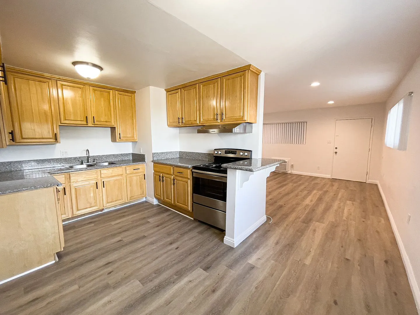 Heart of Arcadia Spacious 2-Bedroom Apartment with Modern Comforts & Prime Location — Photo 3