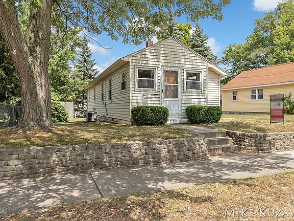 3rd image of 1017 Aberdeen St NE