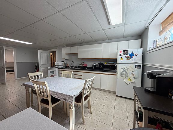 3rd image of 6 Hillcourt Dr