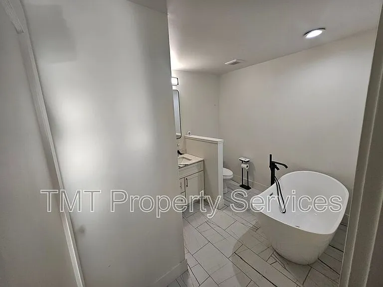 1214 N Pershing Ave — Photo 56