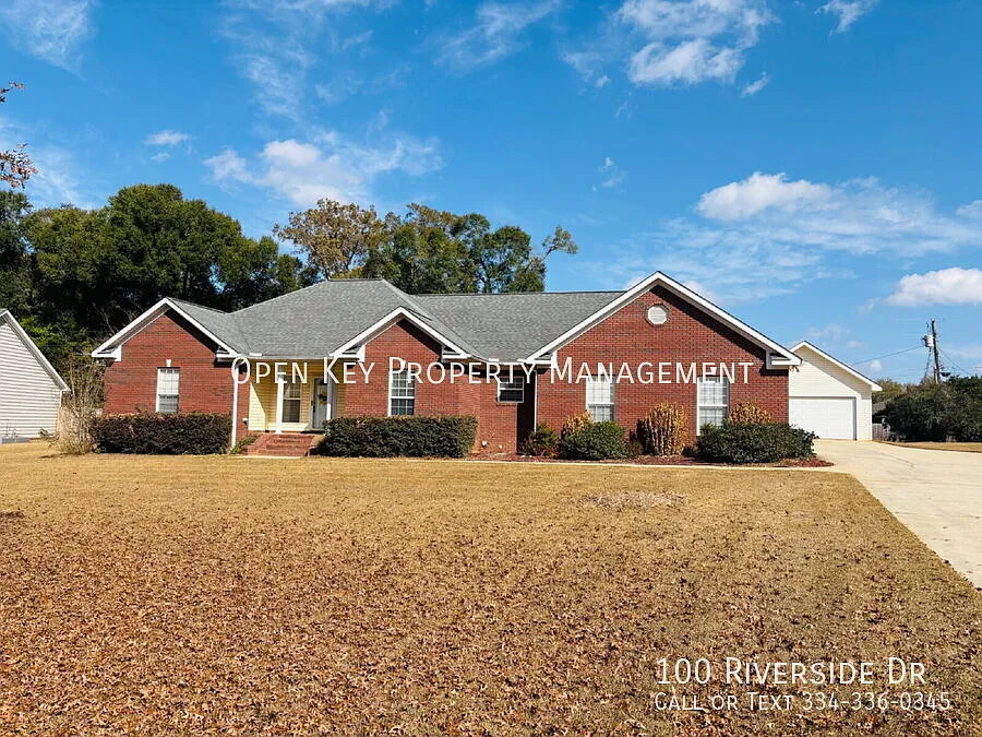 Spacious 3 bedroom, 3 bath home for rent in Dothan, AL - beautiful kitchen with granite counterto... — Photo 2