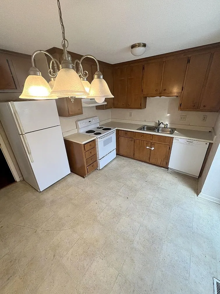 2 bed, $1,300 — Photo 3