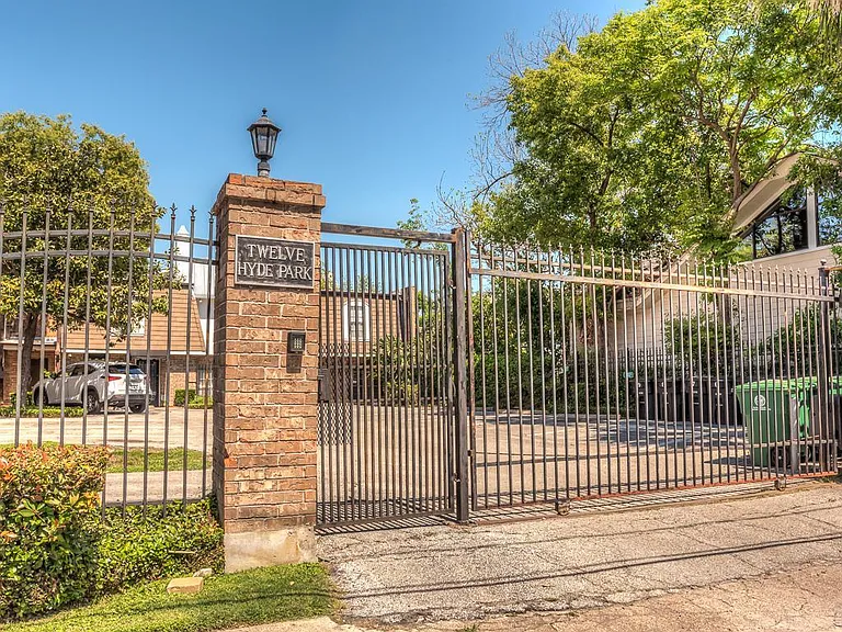 12 Hyde Park Blvd #6 — Photo 1