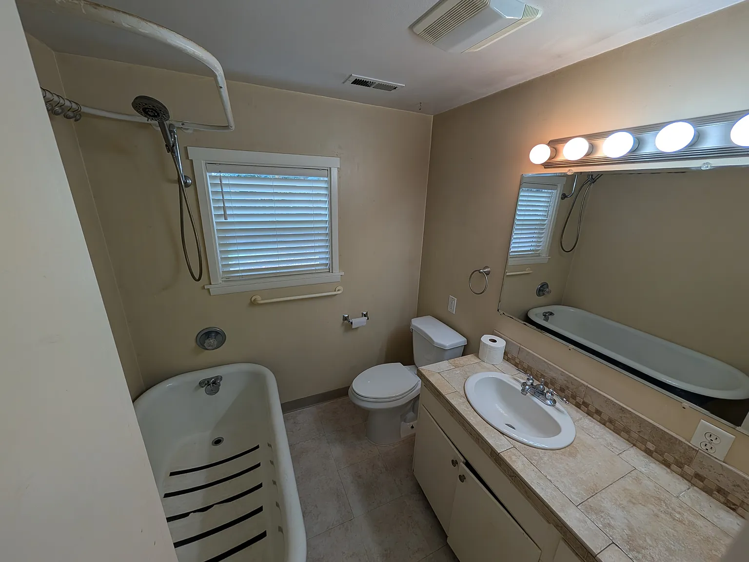 2 bed, 986 sqft, $1,700 — Photo 2