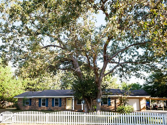 Yes, fence is included :)