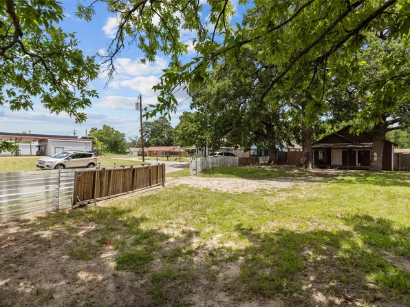 606 N Needmore St, Athens, TX 75751