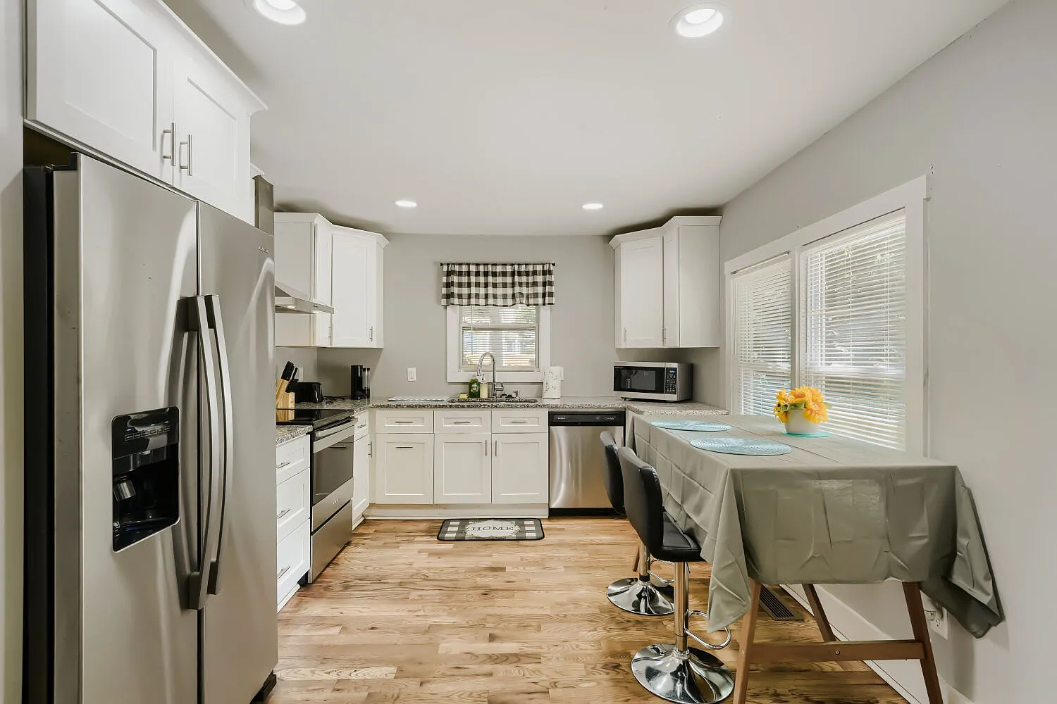 3 bed, 1140 sqft, $3,500 — Photo 4