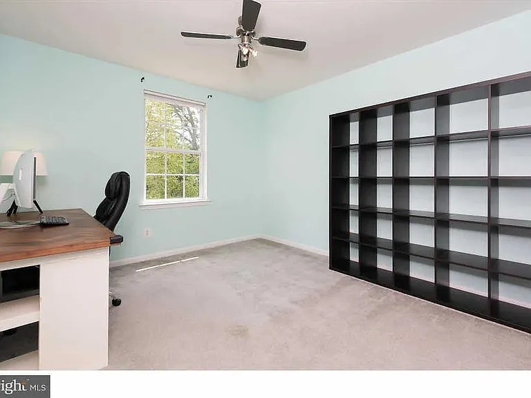 1676 Laura Ln — Photo 12