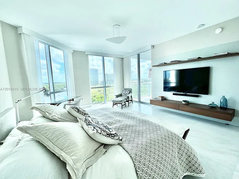 17111 Biscayne Blvd #1102 — Photo 18