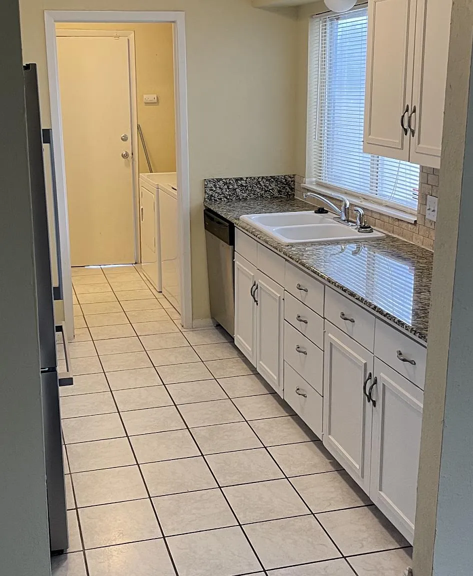 2 bed, 1.5 bath, 1129 sqft, $1,200 — Photo 3