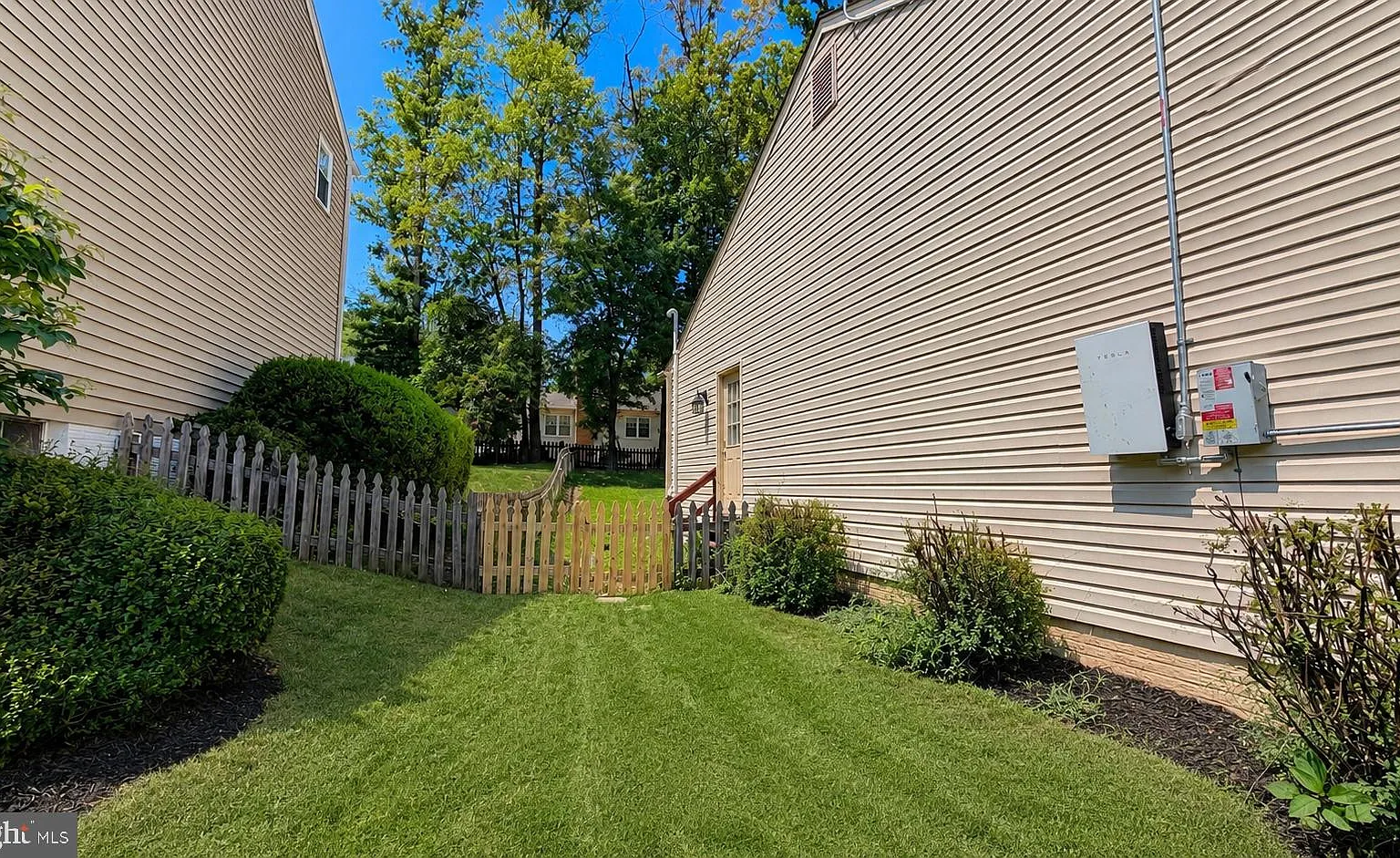 2 bed, 920 sqft, $1,900 — Photo 2