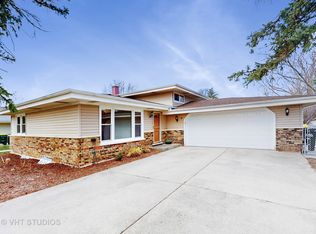 14 W 56th Pl, Westmont, IL 60559