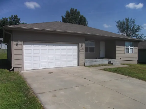 3745 SE Lakewood St, Topeka, KS 66609