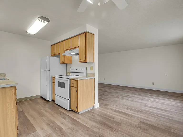 Carlton Square Apartments — Photo 21