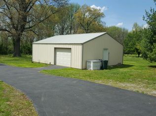 416 Bixler Rd, Eldorado, IL 62930