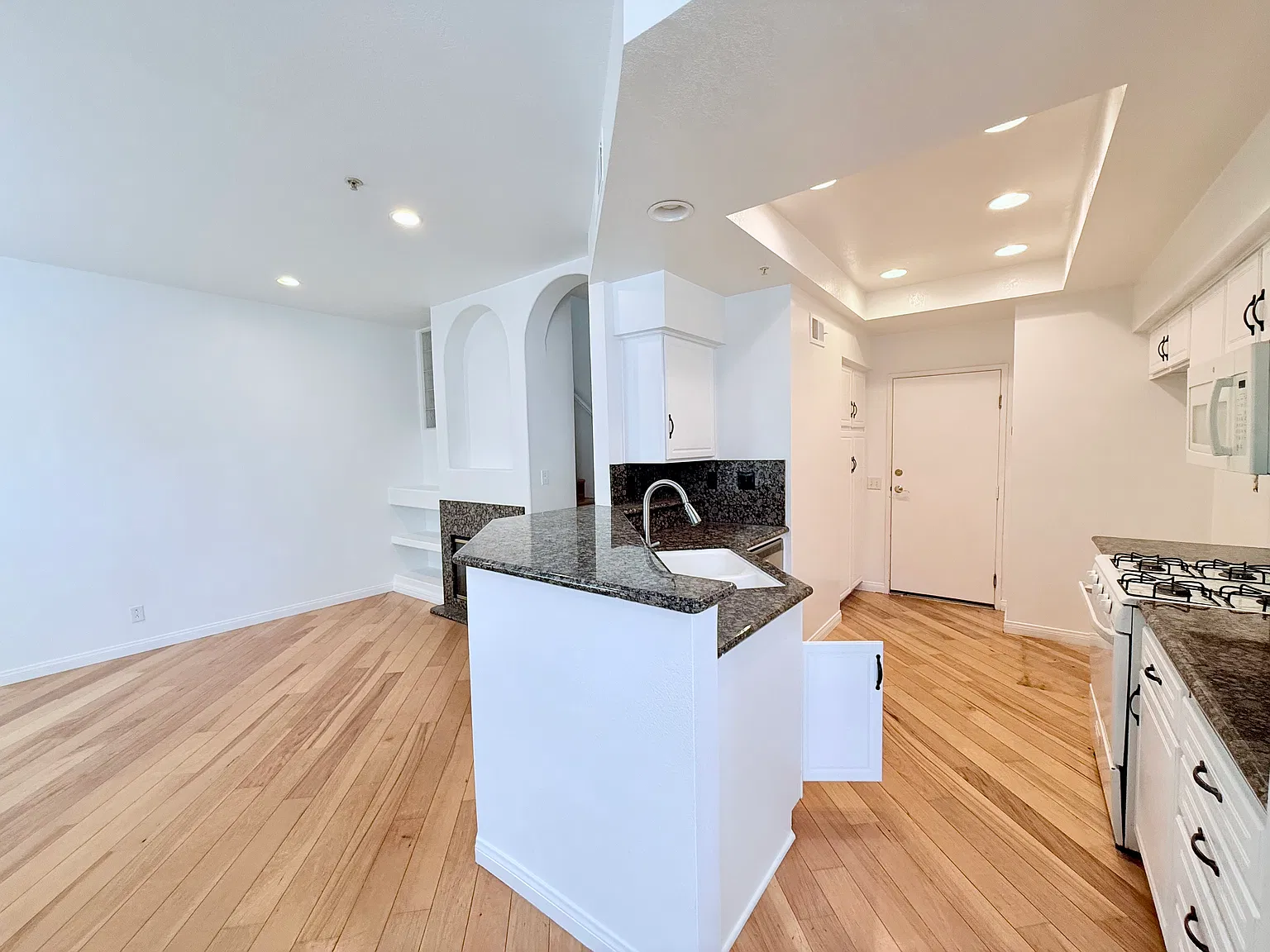 2 bed, 2.5 bath, 1222 sqft, $3,400 — Photo 4