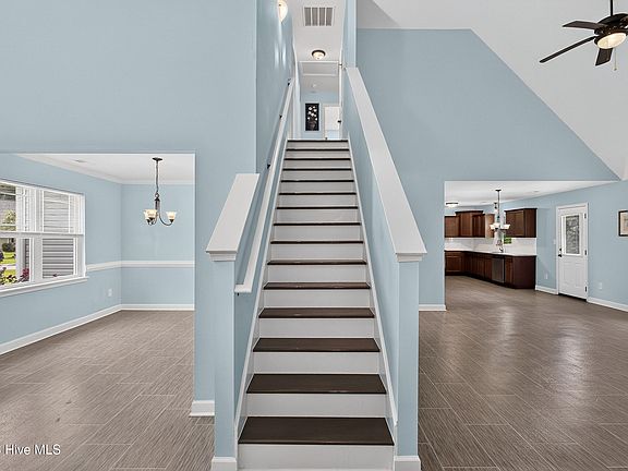 5th image of 107 Pegasus Place N
