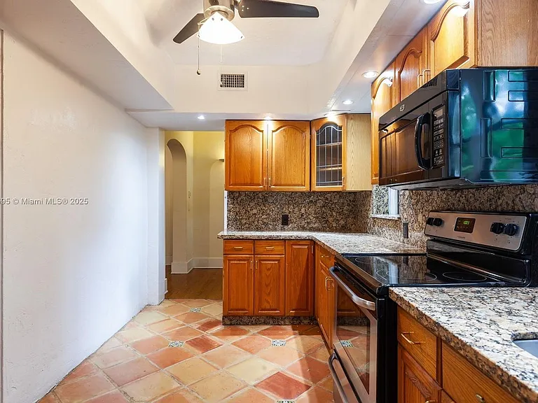 1109 Ferdinand St — Photo 2