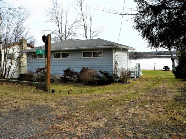 7540 Lake Shore Dr, Pocono Lake, PA 18347