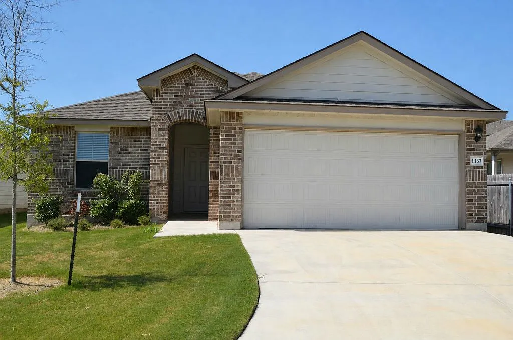 3 bed, 1409 sqft, $1,900 — Photo 1