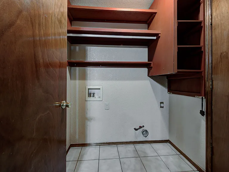 2912 Edinburg Dr — Photo 21