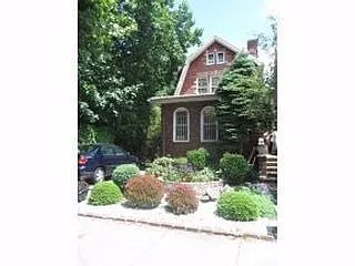 839 E 10th St photo 1