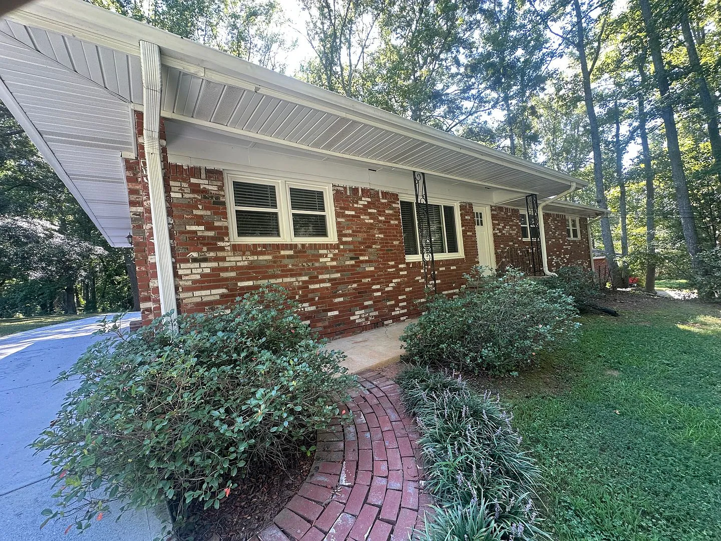 Wonderful 3 Bedroom 2 Bathroom Ranch Style Home! — Photo 2