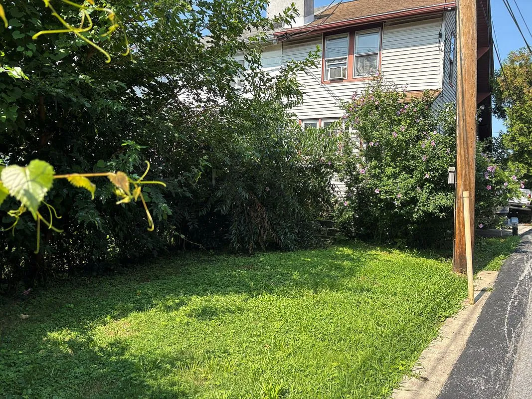 3 bed, 1.0 bath, 1350 sqft, $2,500 — Photo 1