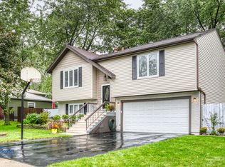 559 White Birch Rd, Lindenhurst, IL 60046