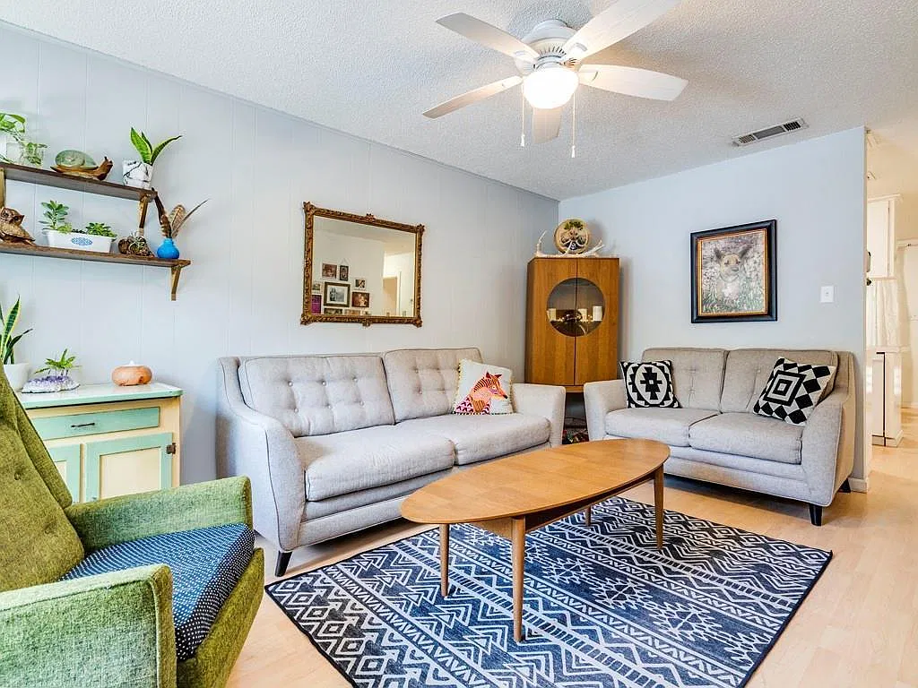 2 bed, 1.0 bath, 884 sqft, $1,925 — Photo 2