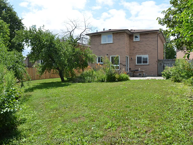 50 Adrian Cres — Photo 18