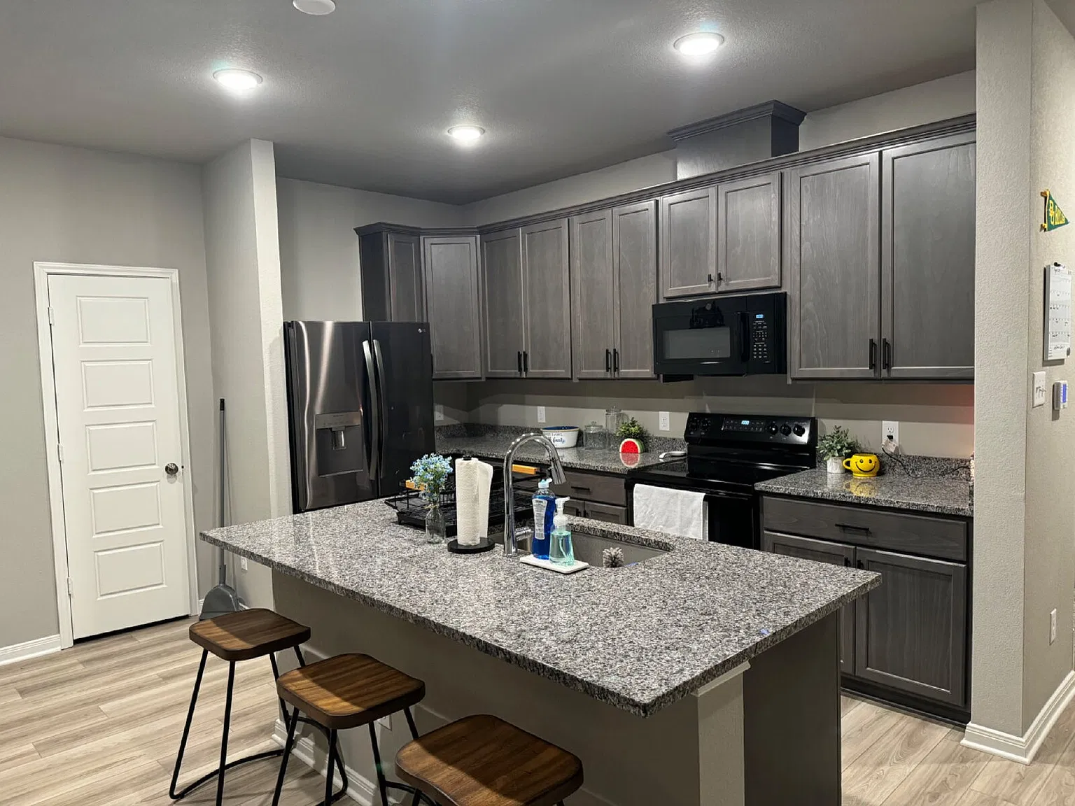 4 bed, 3.0 bath, 1978 sqft, $3,000 — Photo 3