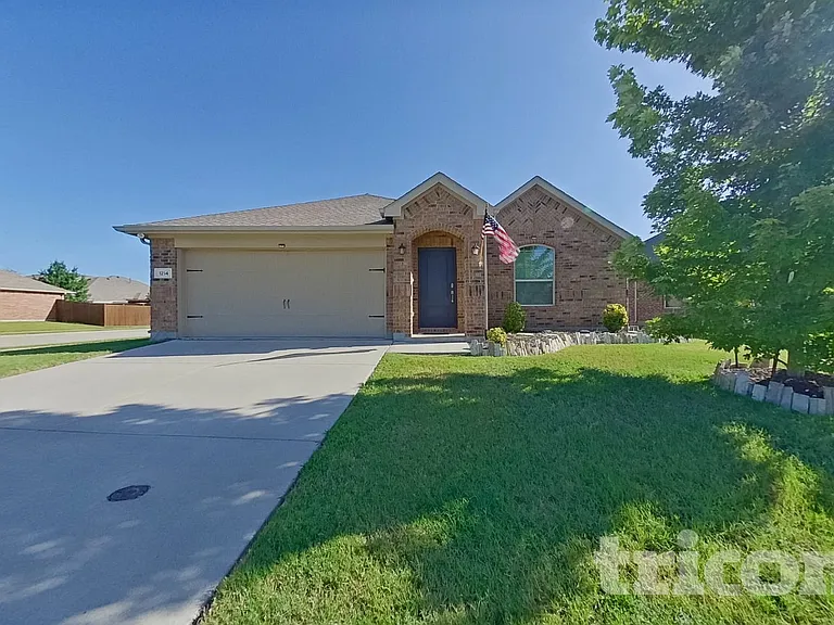 1214 Crescent View Dr — Photo 1