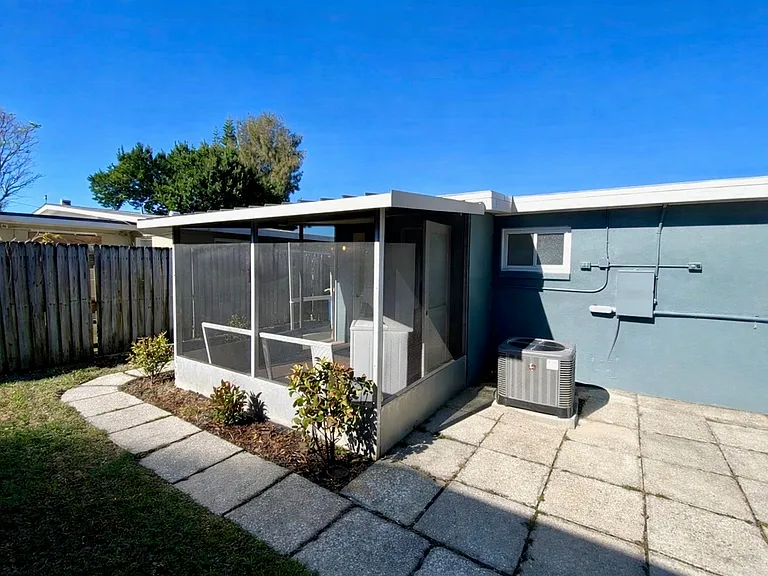 2381 Chaucer St — Photo 4