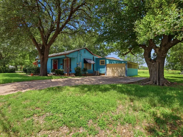 902 W Bridge St, Granbury, TX 76048