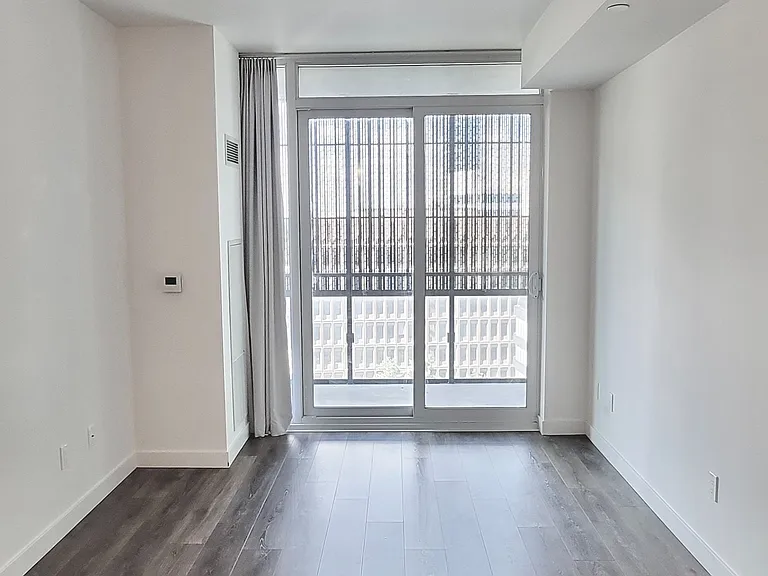 8 Eglinton Ave E #806 — Photo 2