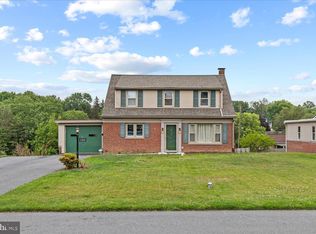 1320 Meadowcreek Ln, Lancaster, PA 17603