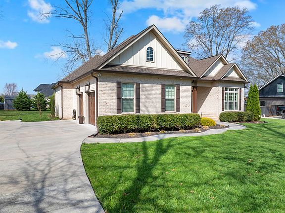 4th image of 612 Lexington Cir