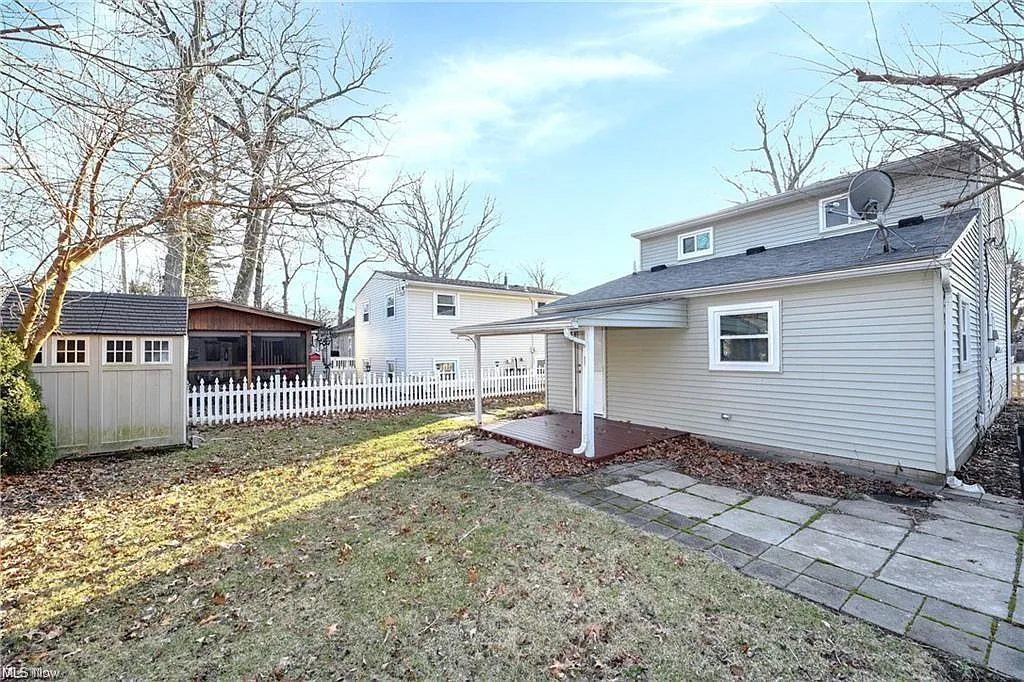 3 bed, 1214 sqft, $2,199 — Photo 2