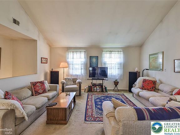 4th image of 102 Drift Ct #B