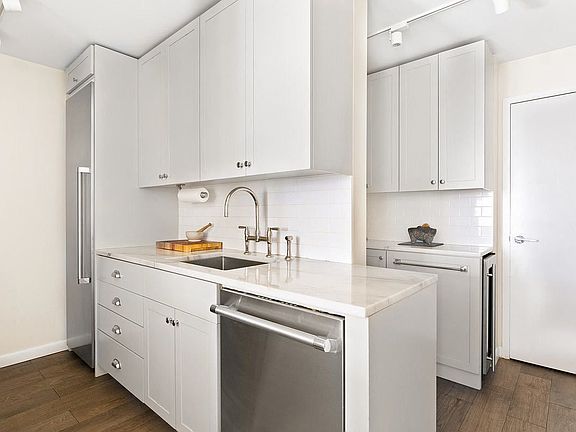5th image of 625 E 11th St APT A3