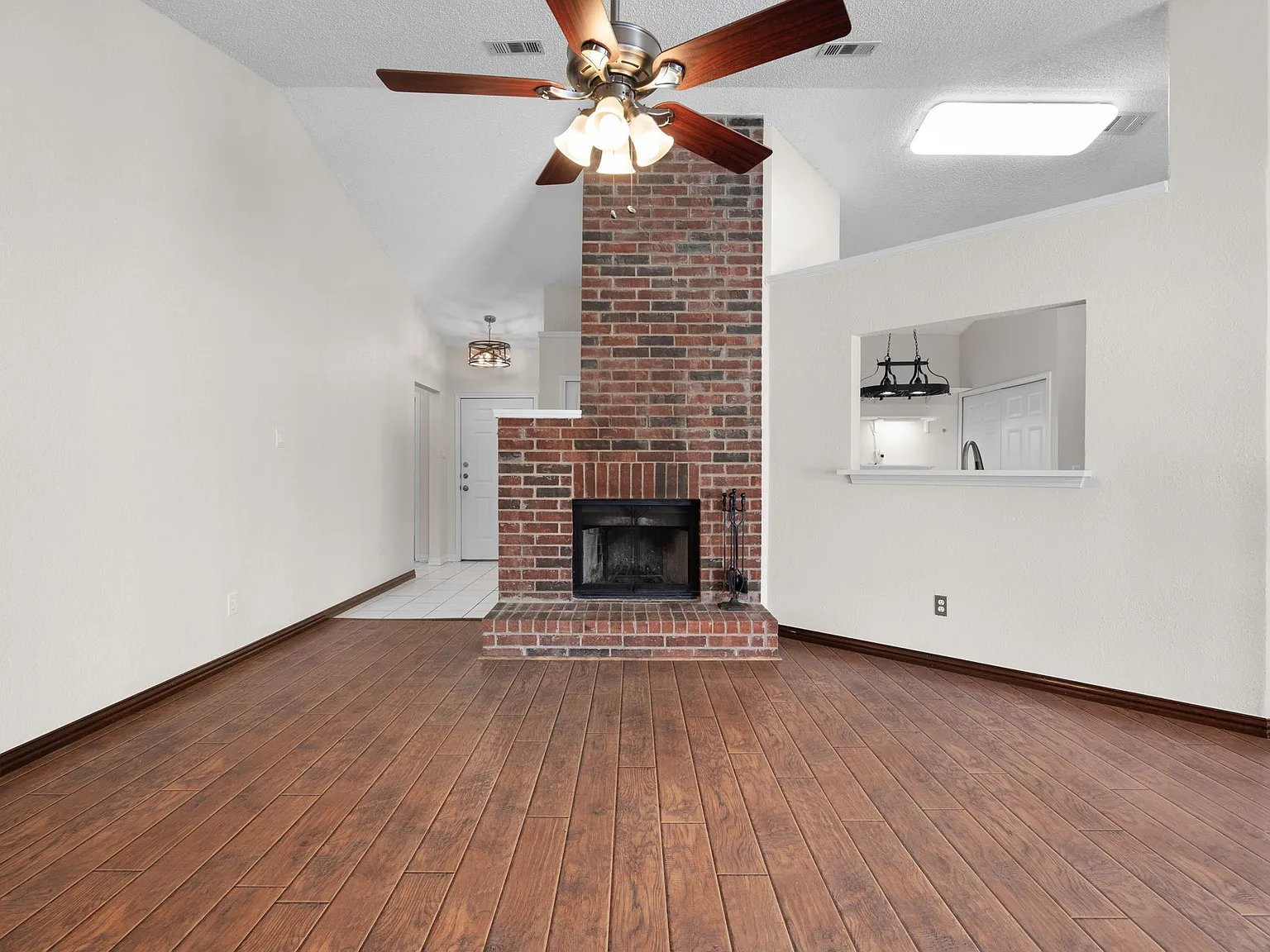 3 bed, 1438 sqft, $2,500 — Photo 3