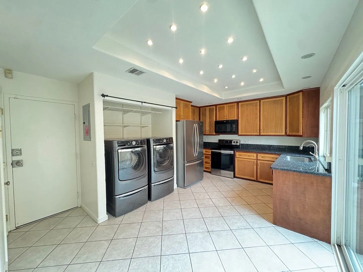 Stunning and Spacious 4 Bedroom in Mira Mesa! — Photo 4
