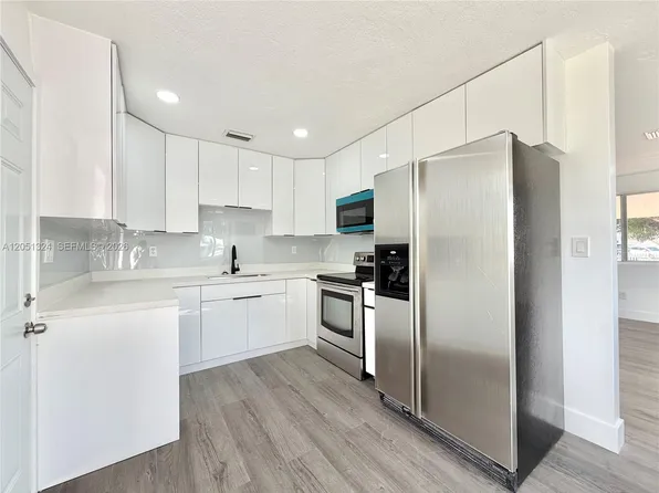 685 Park Dr, Hialeah, FL 33010