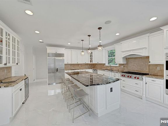 4th image of 38 Glenwood Ave
