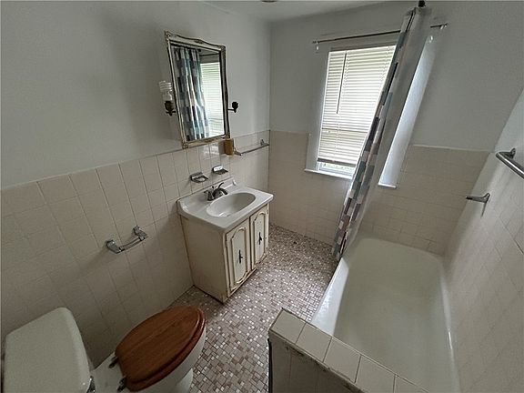 3rd image of 42 Seward St