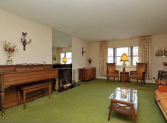 2nd image of 15 Sweetfield Cir