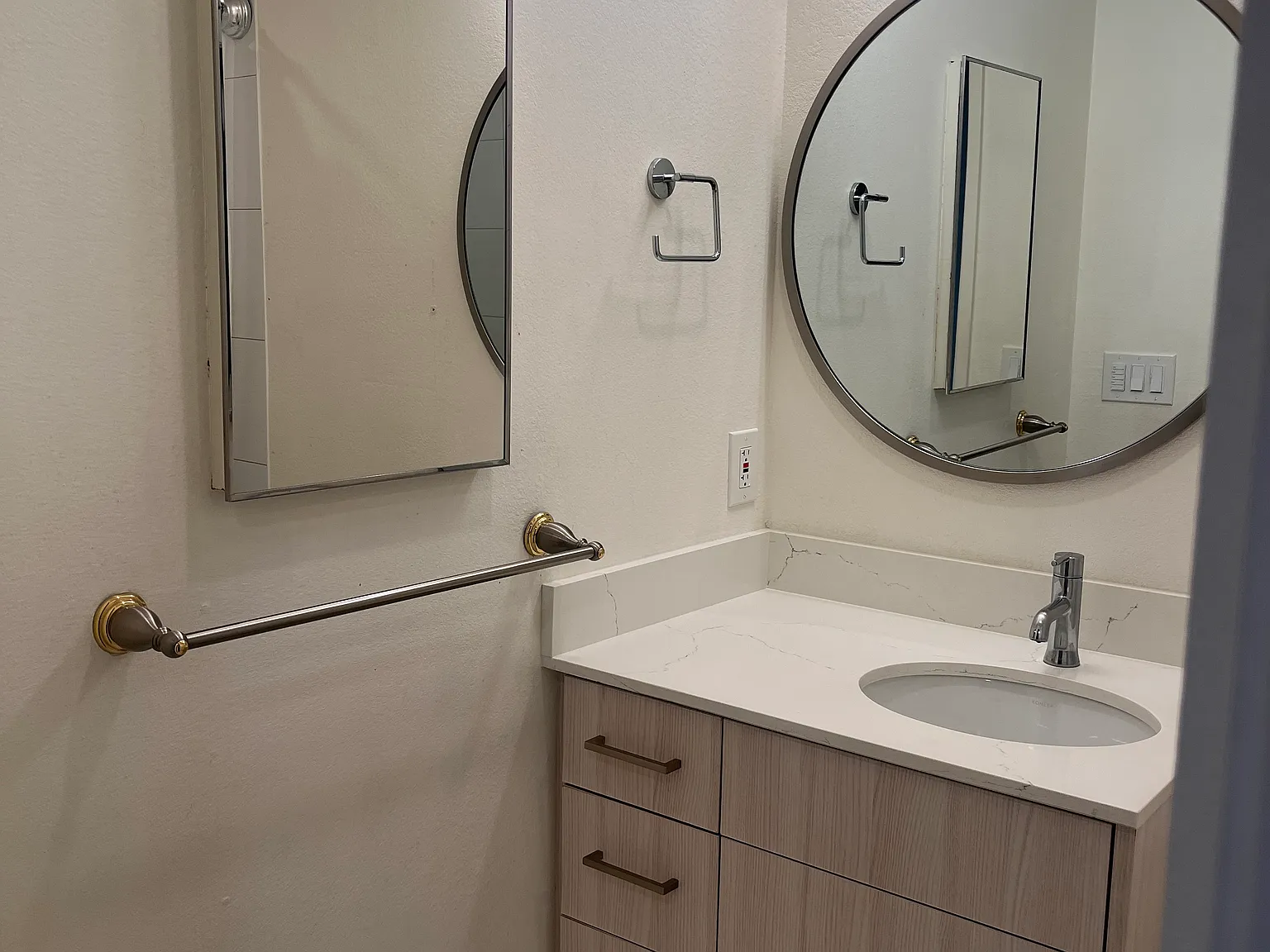 2 bed, 840 sqft, $2,200 — Photo 2